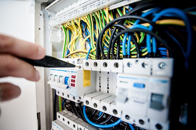Artisan couvreur à Annecy maîtrisant la discipline de l'électricité