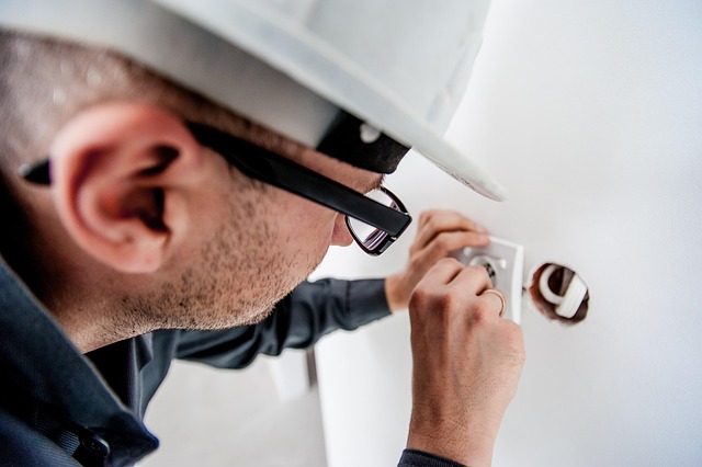 Artisan travaillant sur une prise électrique